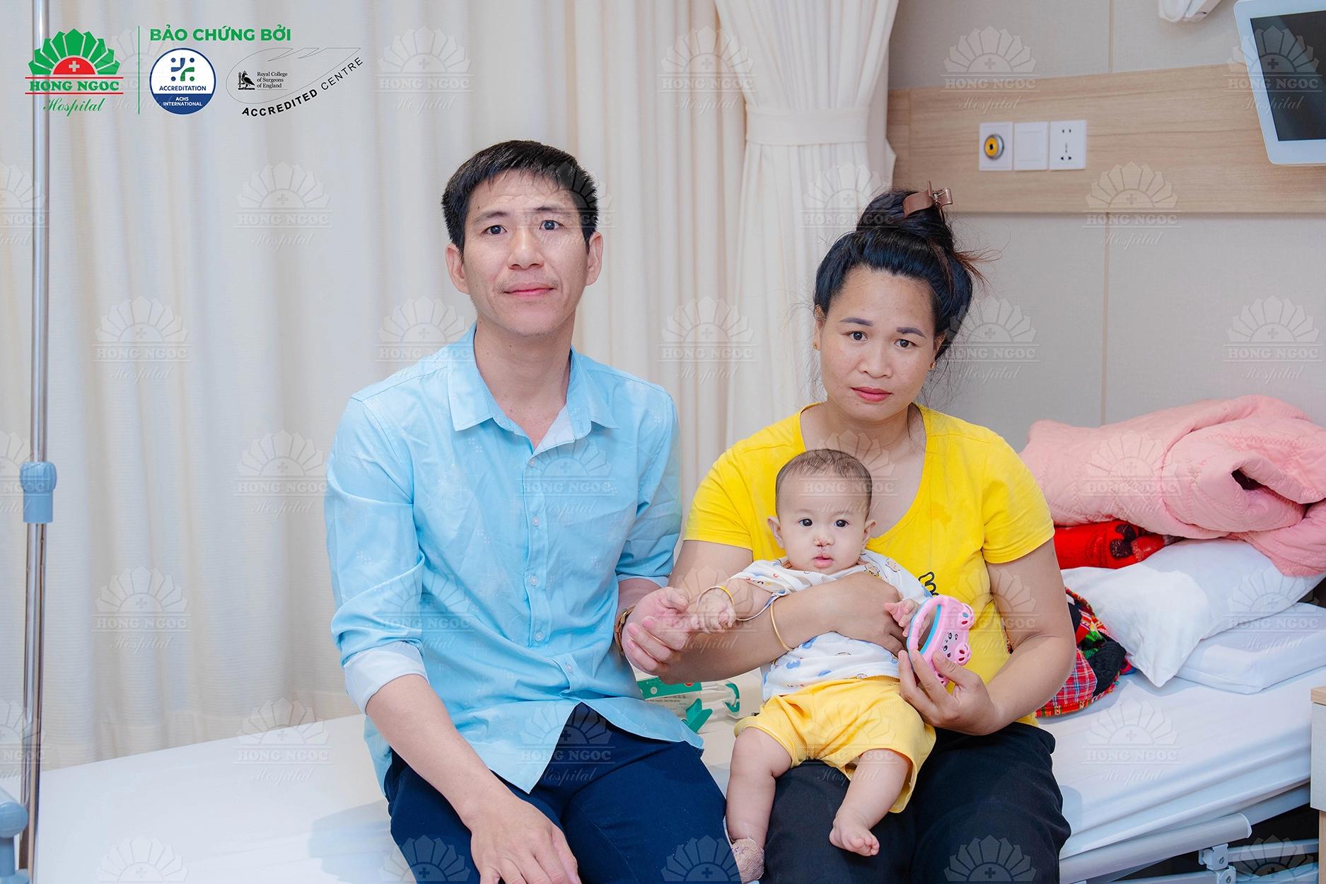Vượt gần 300km từ Sơn La xuống Hà Nội, ba mẹ đi tìm nụ cười trọn vẹn cho con