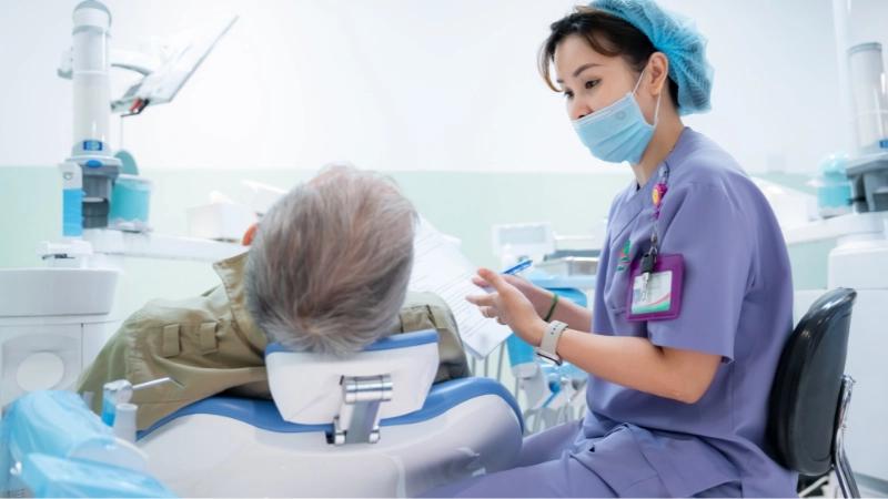 Khám định kỳ sau khi trồng răng Implant để bảo vệ nụ cười 