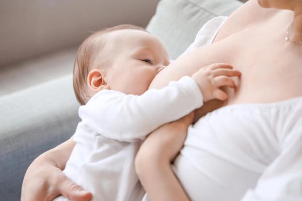 Nâng ngực có ảnh hưởng đến việc cho con bú không?